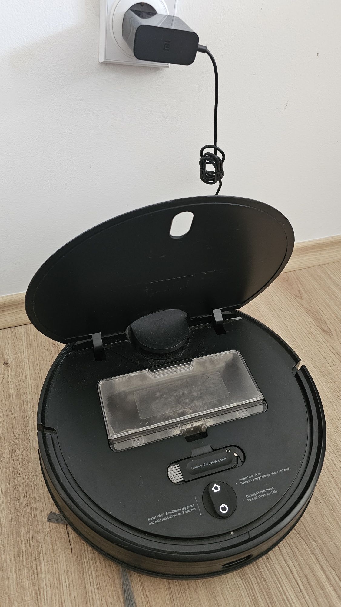 Продавам Xiaomi Mi Robot Vacuum Mop P