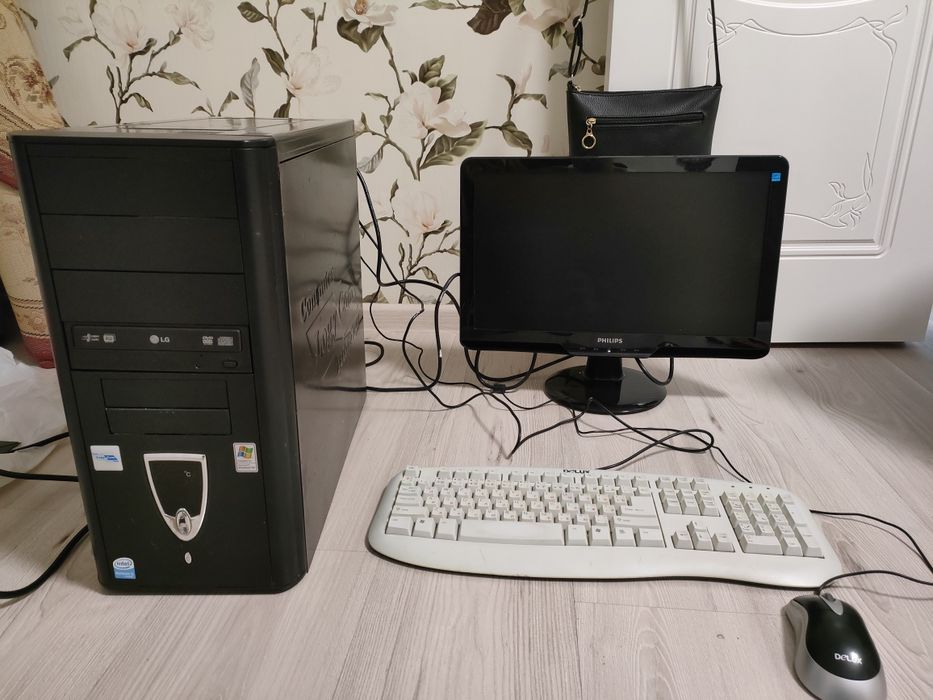 Офисный компьютер с программами Word, Excel, Power Point