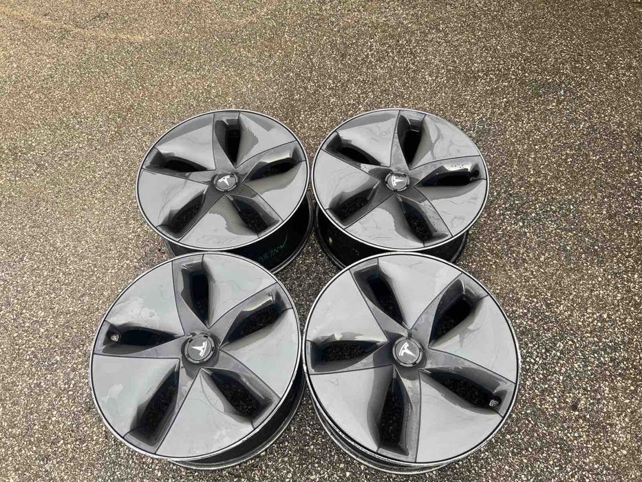 Джанти и гуми 18 за Тесла Модел 3