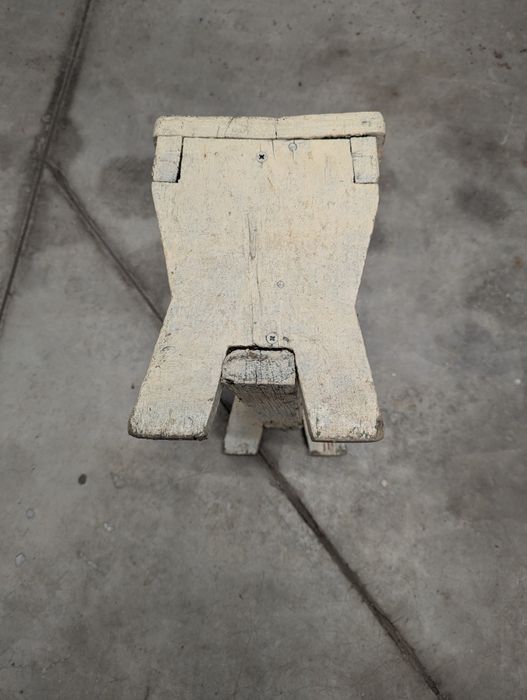 Старо дървено столче