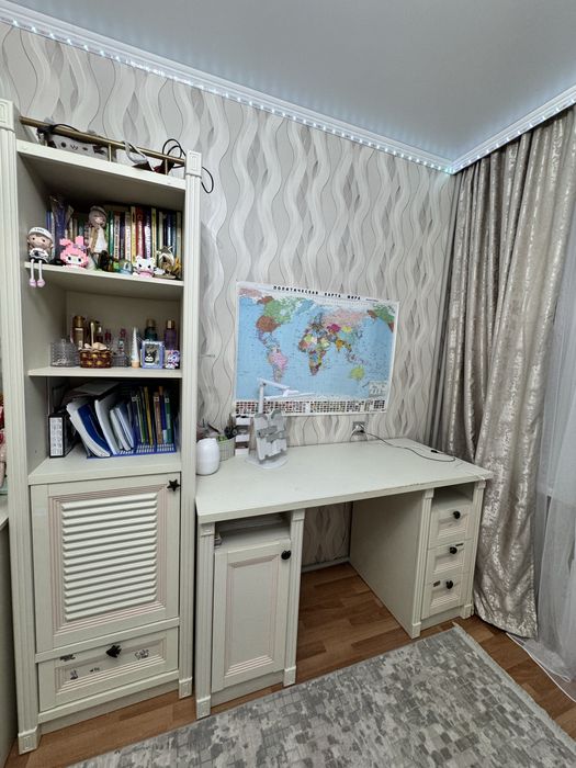 СРОЧНО!!! Продам стол и стеллаж