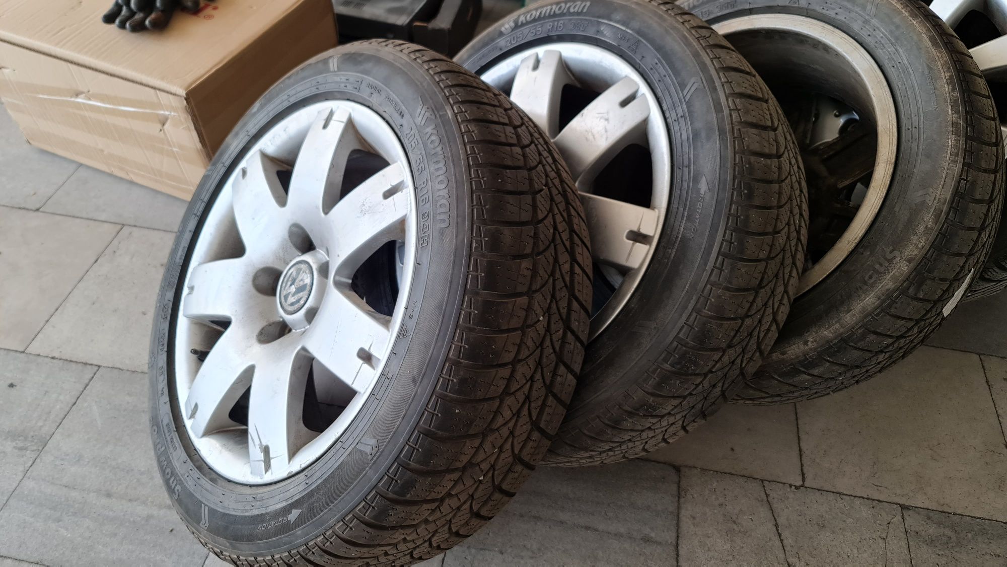 Оригинални VW 16 цола 5x112 et37 7j ,зимни гуми