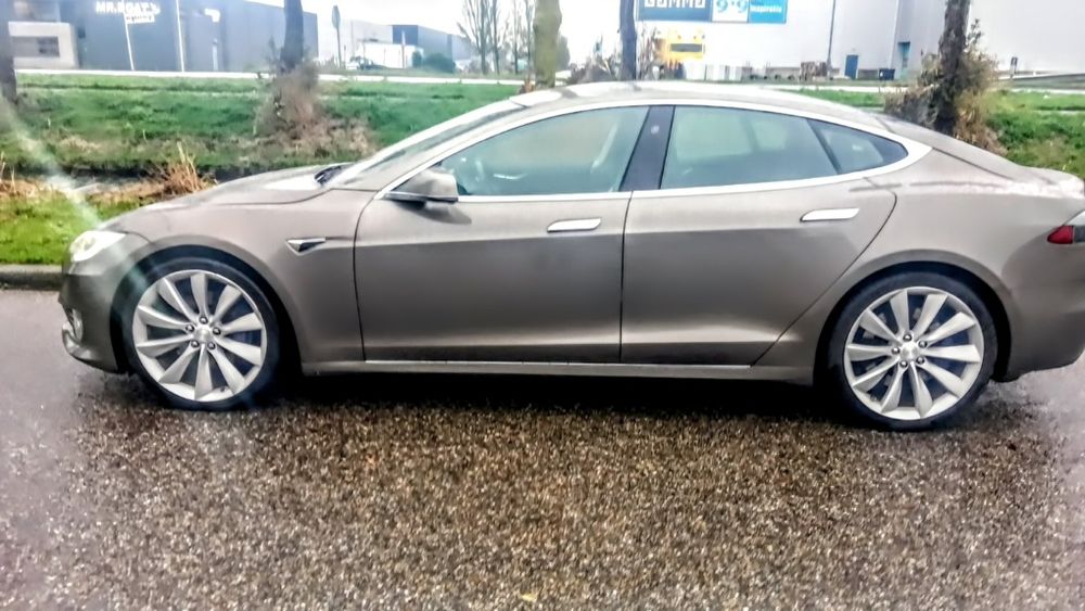 Transport privat cu masina premium Tesla, sofer la costum, promo pret