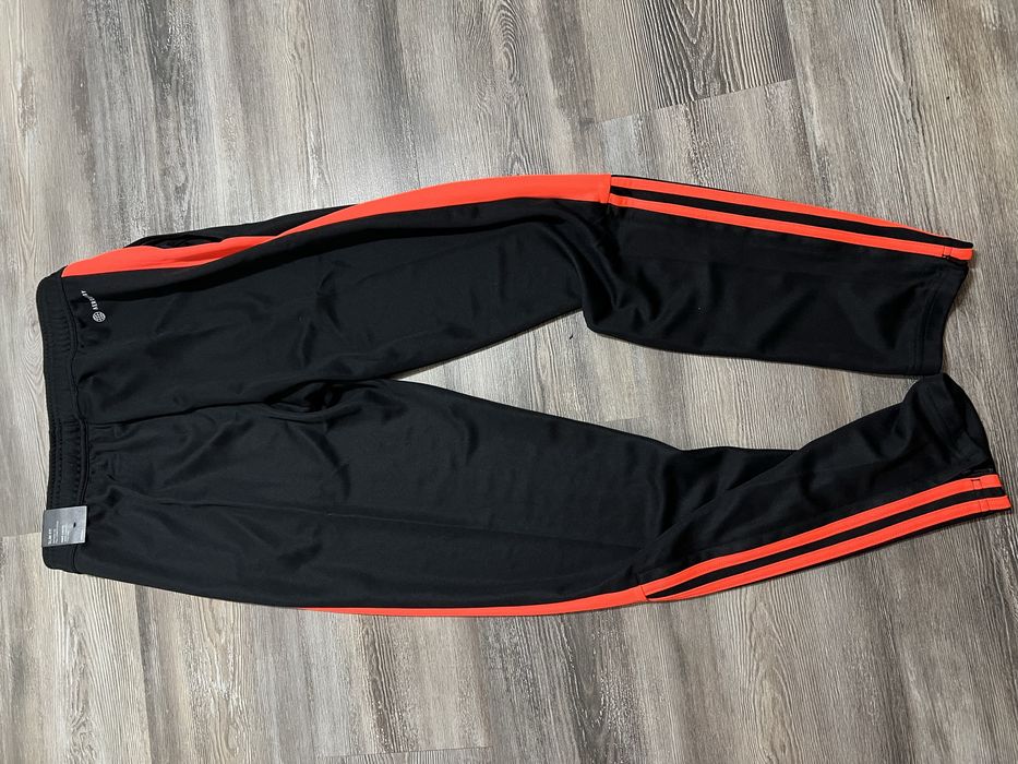 Оригинално долнище Adidas L размер