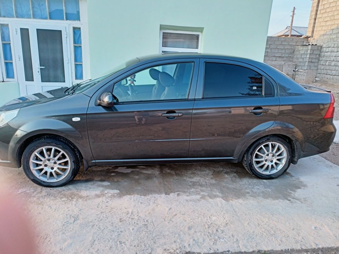 Moshina Nexia 3  sotiladi