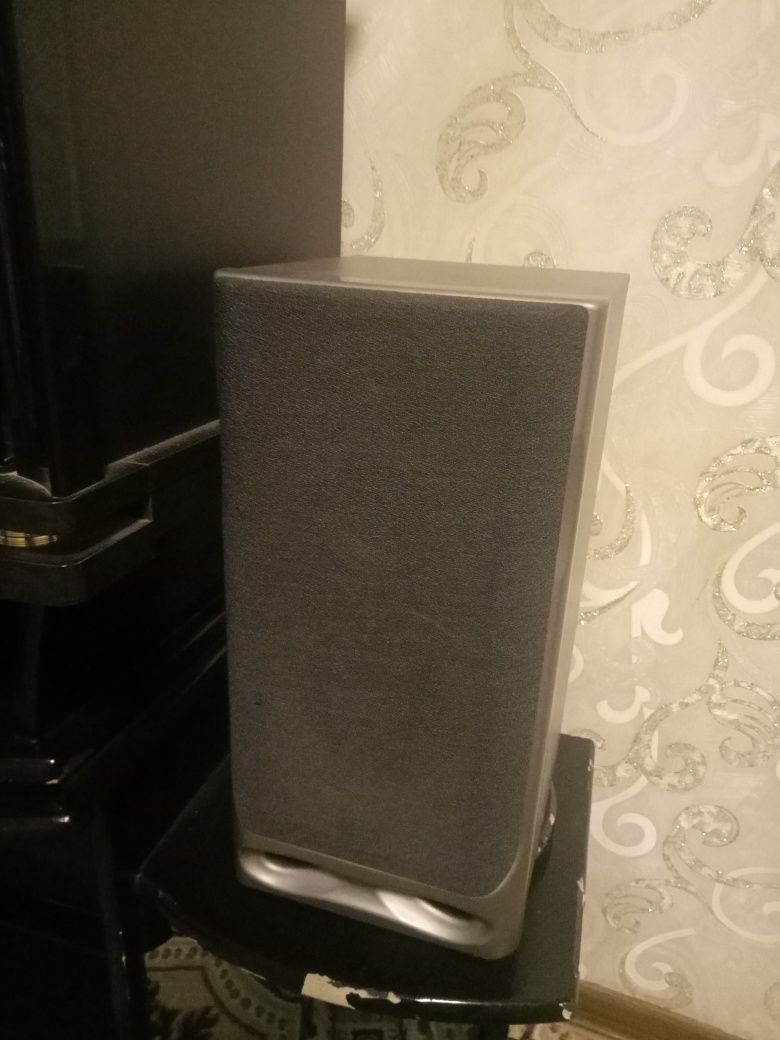 Muzikalniy sentr sotiladi srochni