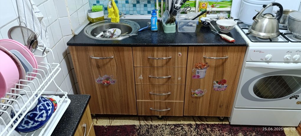 Продам кухонный гарнитур в комплекте смеситель и мойка