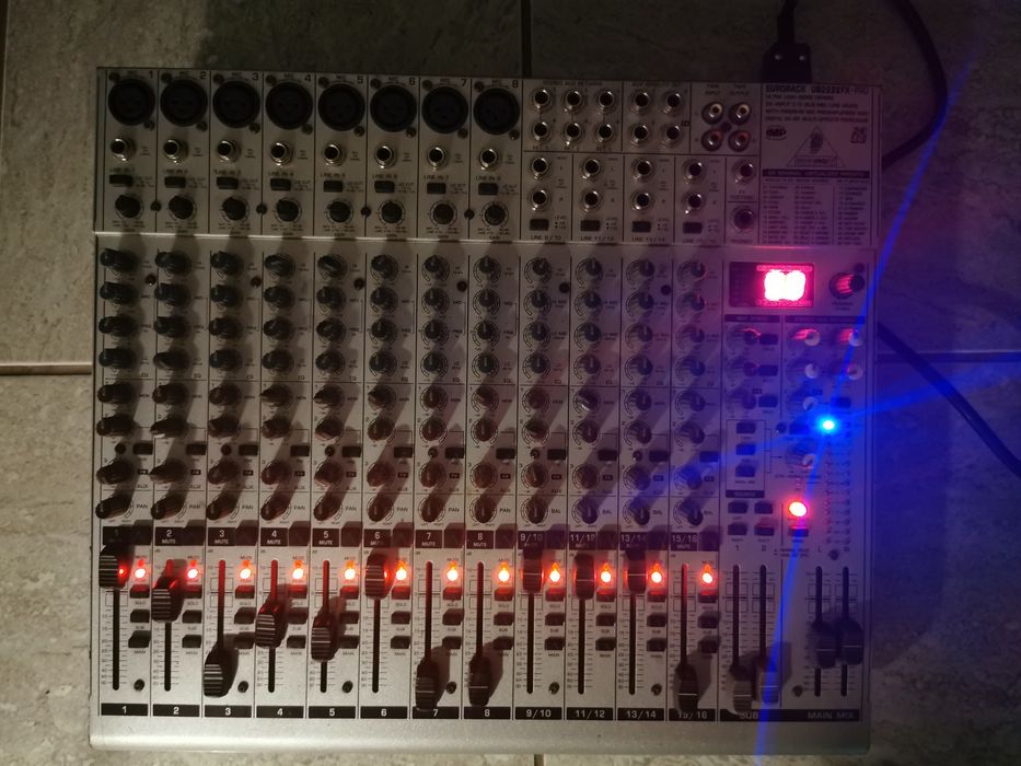 Mixer pasiv BEHRINGER Eurorak UB 2222 FX - PRO