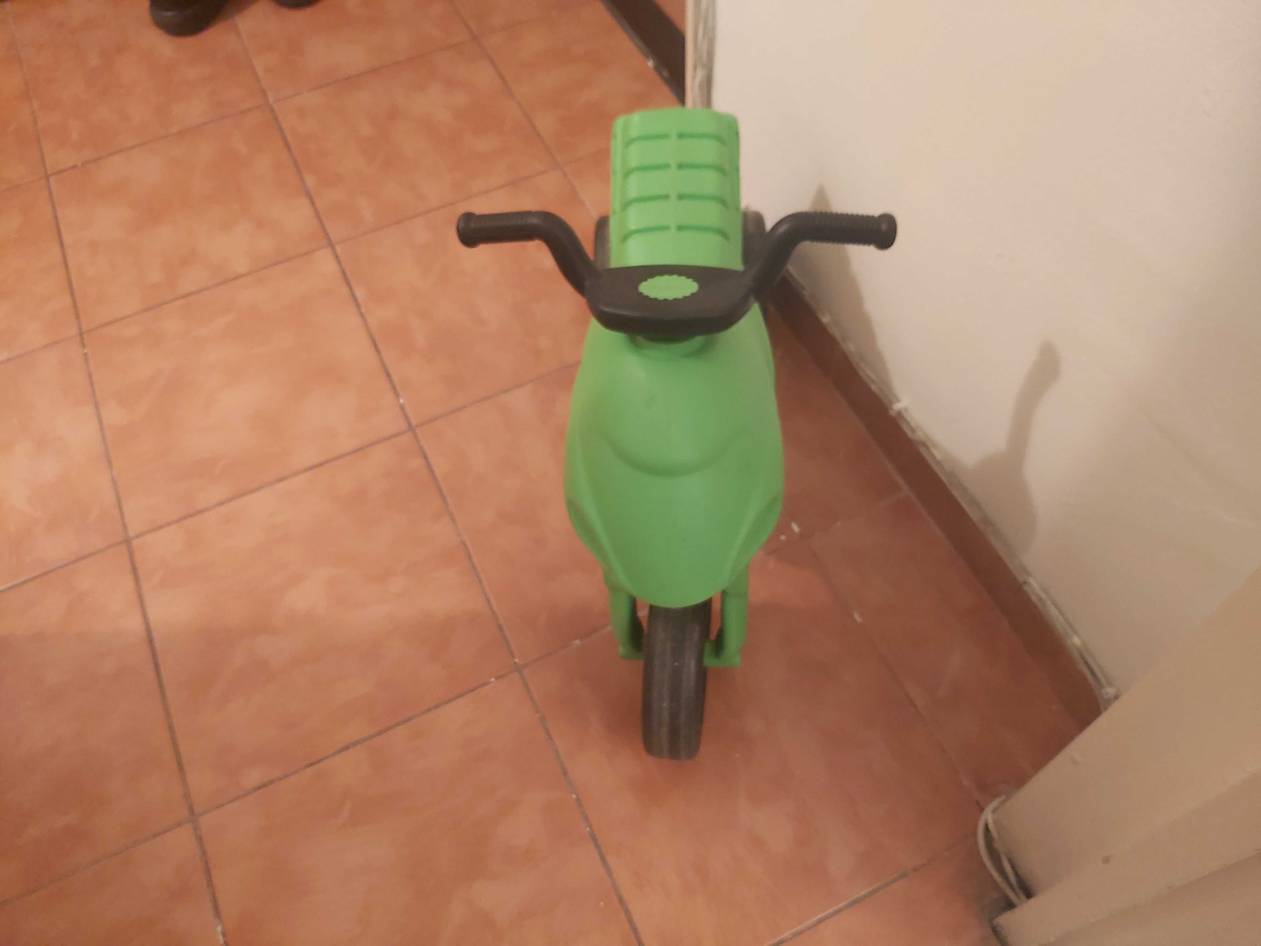 Tricicleta tip motocicleta din plastic pt copii fara pedale
