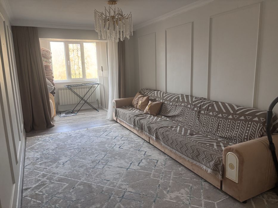 Диван бежвый цвета