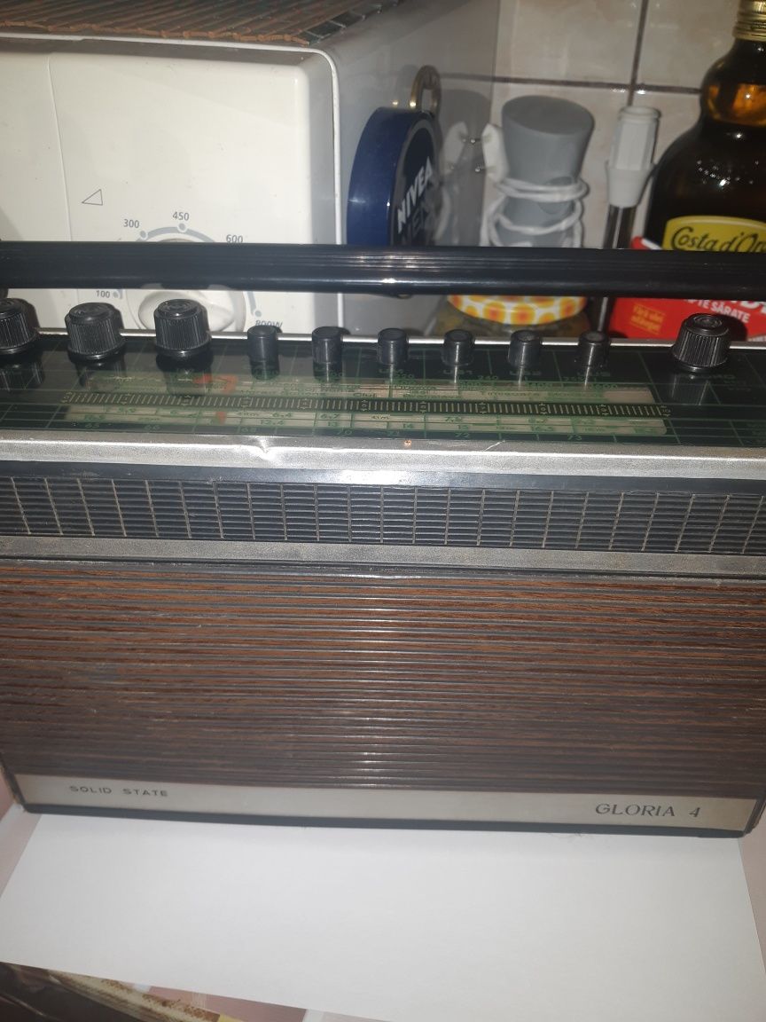 se vinde aparat de radio Gloria 4