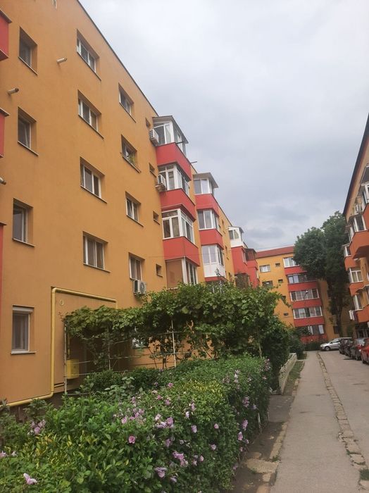 PROPRIETAR  închiriez garsoniera confort 1 cu balcon
