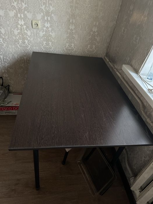 Стол на железных ножках