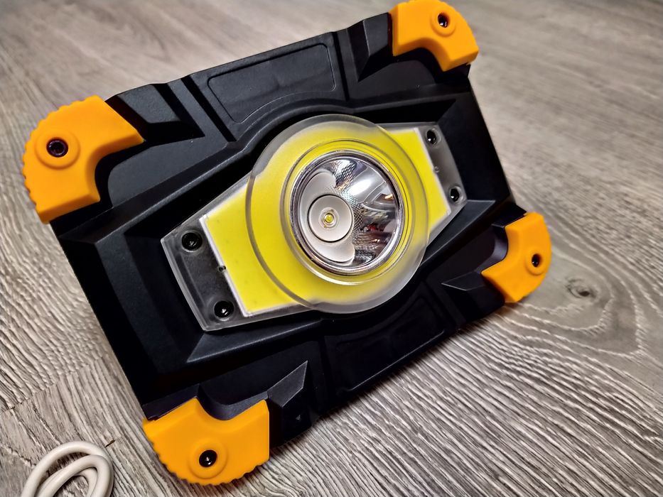 Proiector 30W  LED Cob + T6 portabil cu acumulatori sau baterie 3xAAA