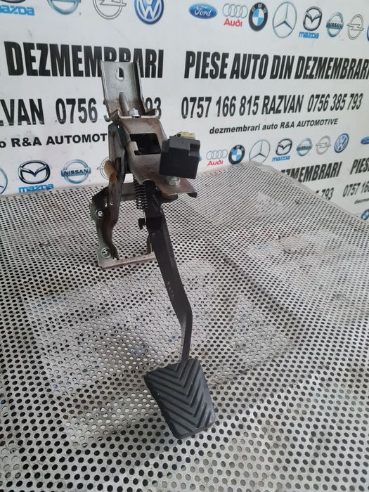 Pedala Frana Hyundai IX35 An 2009-2010-2011-2012-2013-2014-2015 Volan Stanga Dezmembrez Hyundai IX35 2.0 Benzina 2x4 Cod Motor G4KD An 2009-2010-2011-2012-2013-2014-2015 Volan Stanga