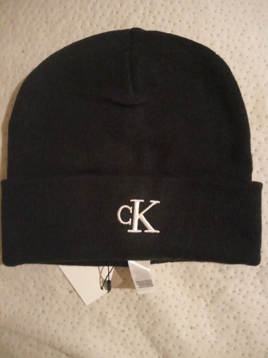 Caciula calvin klein noua cu eticheta