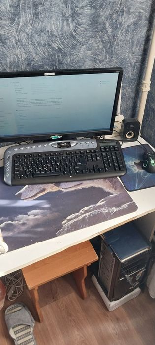 Компьютер игровой с колонками Клавой монитором и мышкой