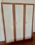 Продавам трикрилен гардероб с етажерки.