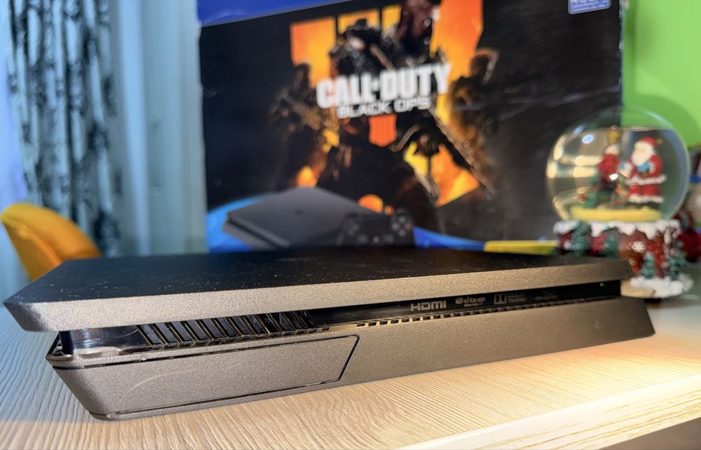 Vând PS 4 ediția cu ,,Call of duty black ops IV”,joc si manetă incluse
