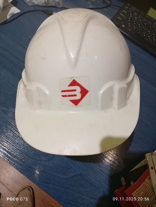 Продаю защитные каски б/у недорого