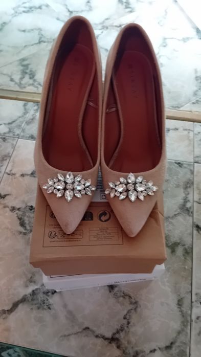 Бежови елегантни велурени обувки