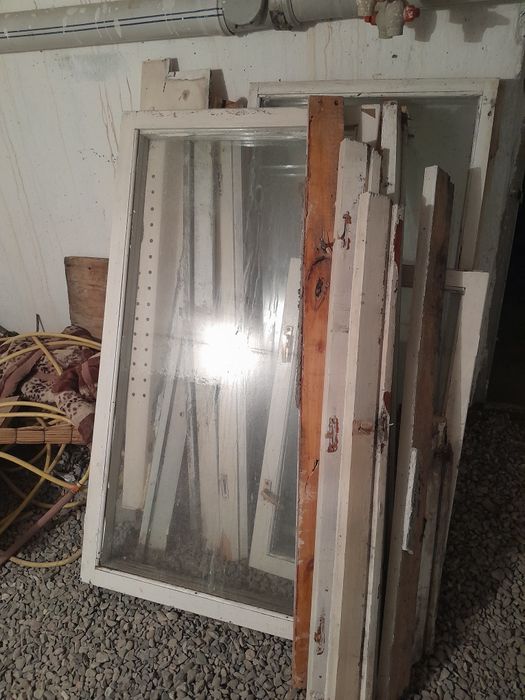 Окна б, у. 4шт. 2 с косяком.дверь деревянная
