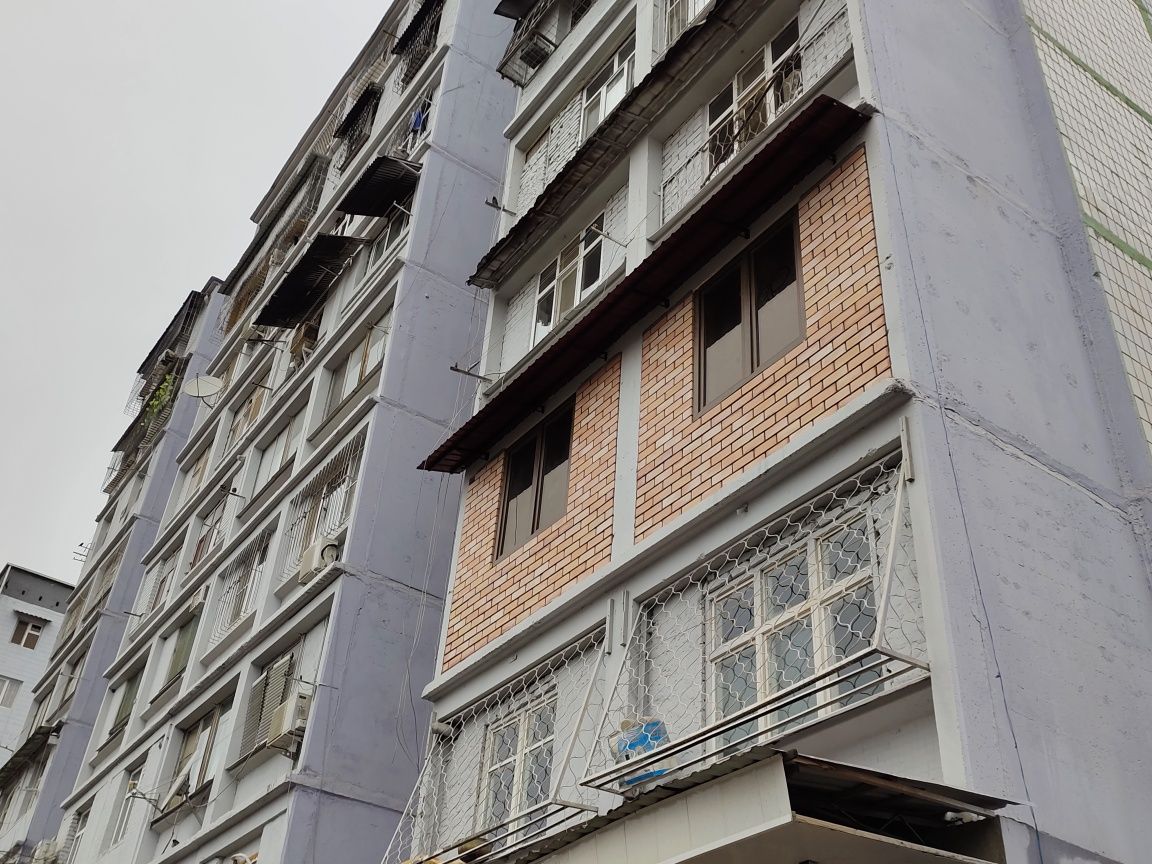 Кладка кирпича , балкон в Ташкенте . Balkonga gʻisht teramiz.