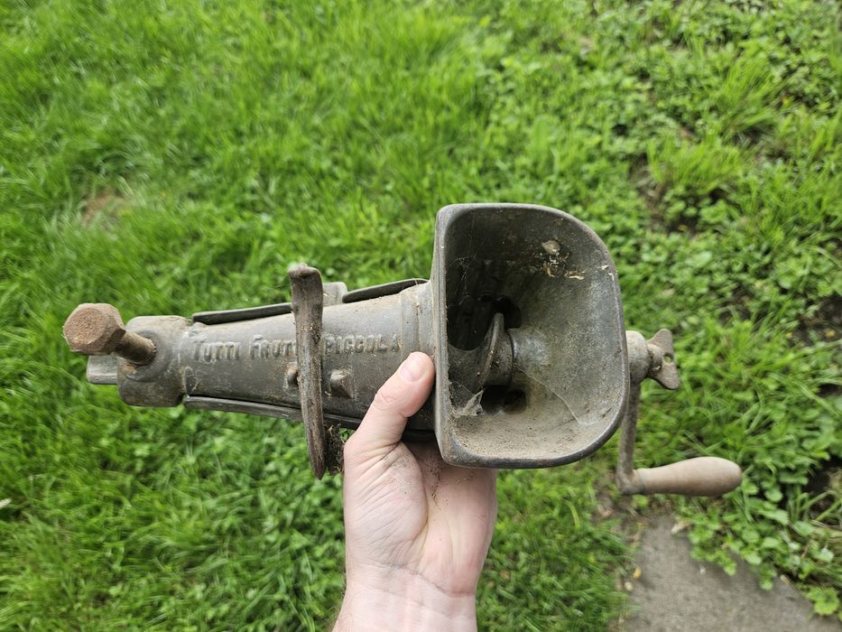 Vand 2 masini de tocat Vlahita si o masina de stors fructe