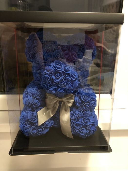 Figurina ursulet din trandafiri de spuma in cutie de 40 cm 150 lei
