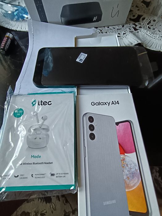 Продавам смартфон Самсунг Galaxi A14   в комплект с безжични слушалки