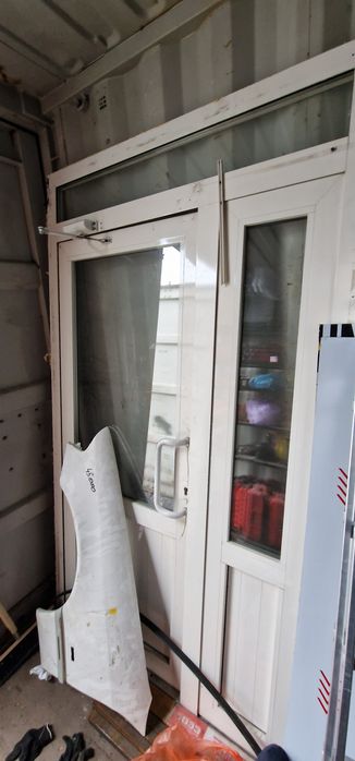 Продам алюминиевую белую дверь