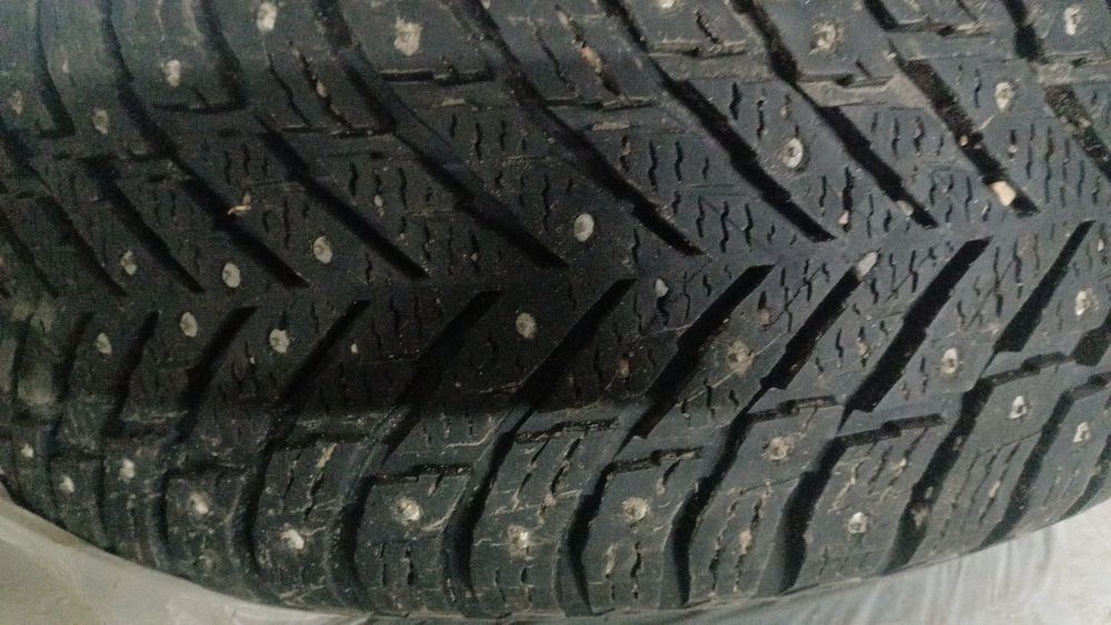 Продам отличную зимнюю резину.