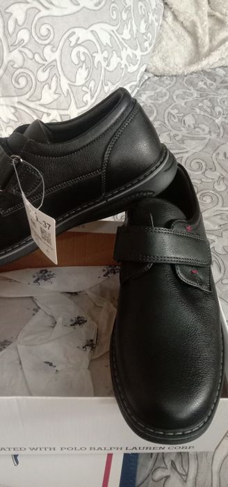 Продаю новые мальчиковые туфли.