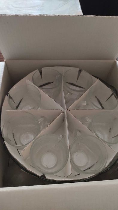 Френски сервиз за пунш от пресовано стъкло -чисто нов