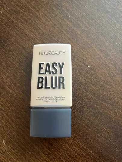 Фон дьо тен на Huda Beauty