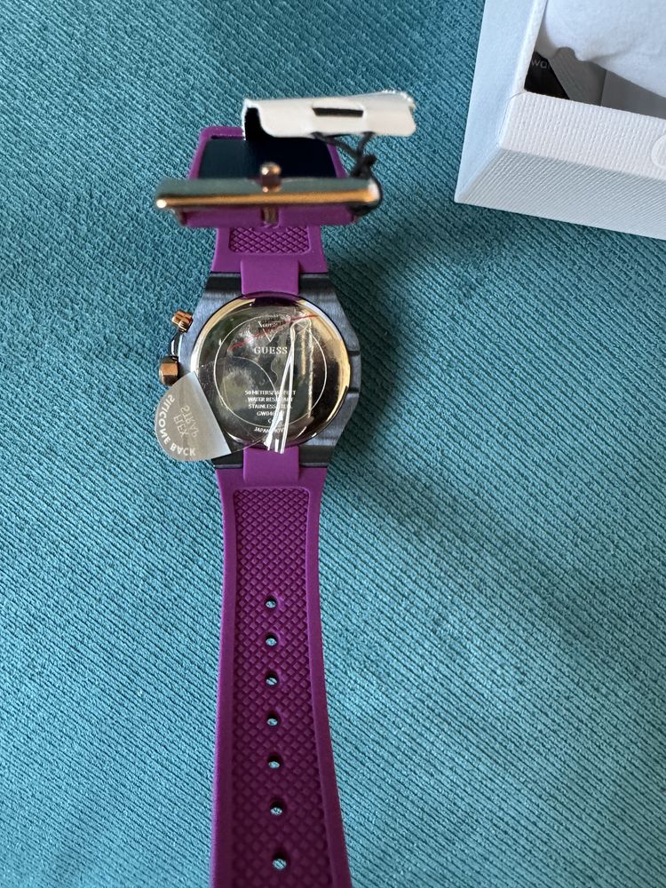 Чисто нов часовник Guess