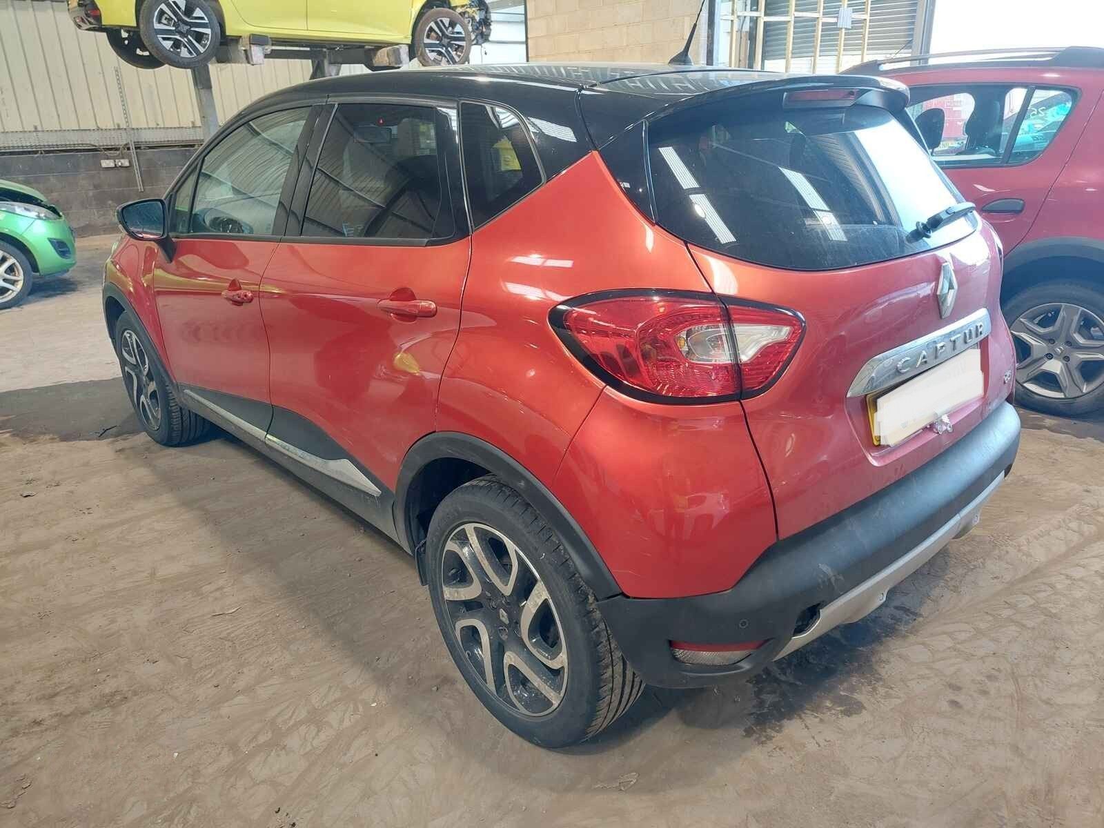 Prag Stanga Renault Captur 2015 Hatchback Rosu