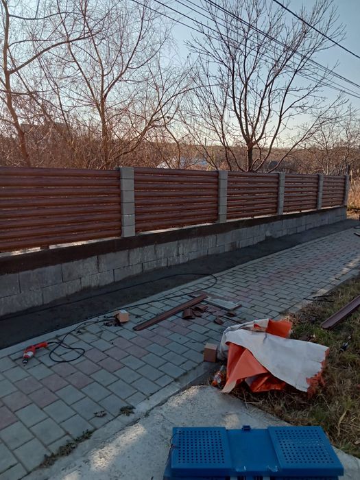 Construim garduri și porți la comanda clientului