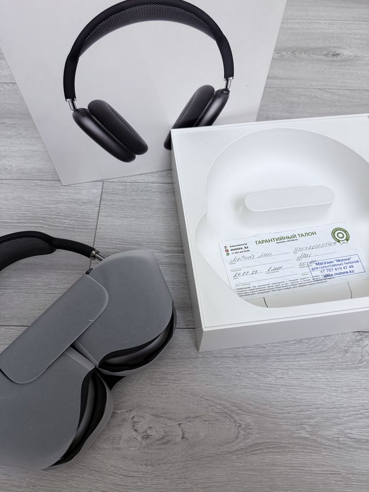 AirPods Max черные.