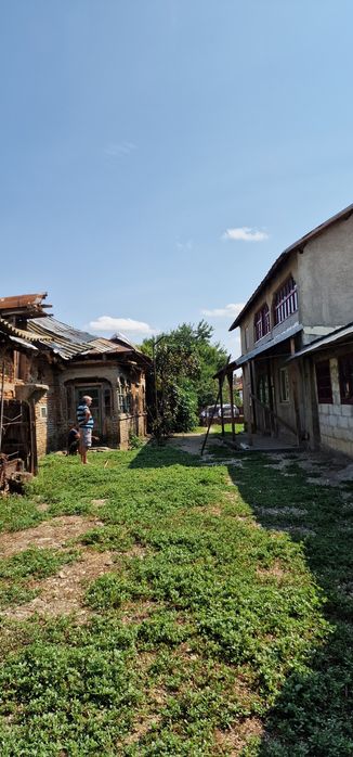 Vând casa cu curte