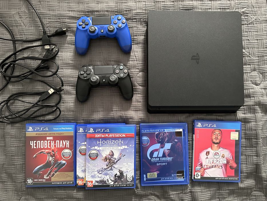 PlayStation 4 (1TB, почти новое состояние) + 4 игры, полный комплект