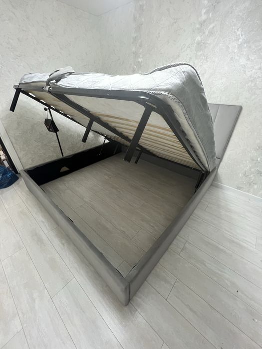 Продам двухспальную кровать