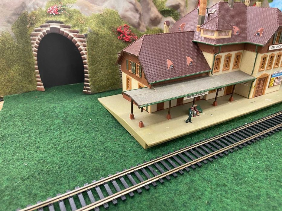 Гара за макет на влак HO 1:87 ЖП моделизъм диорама фигури