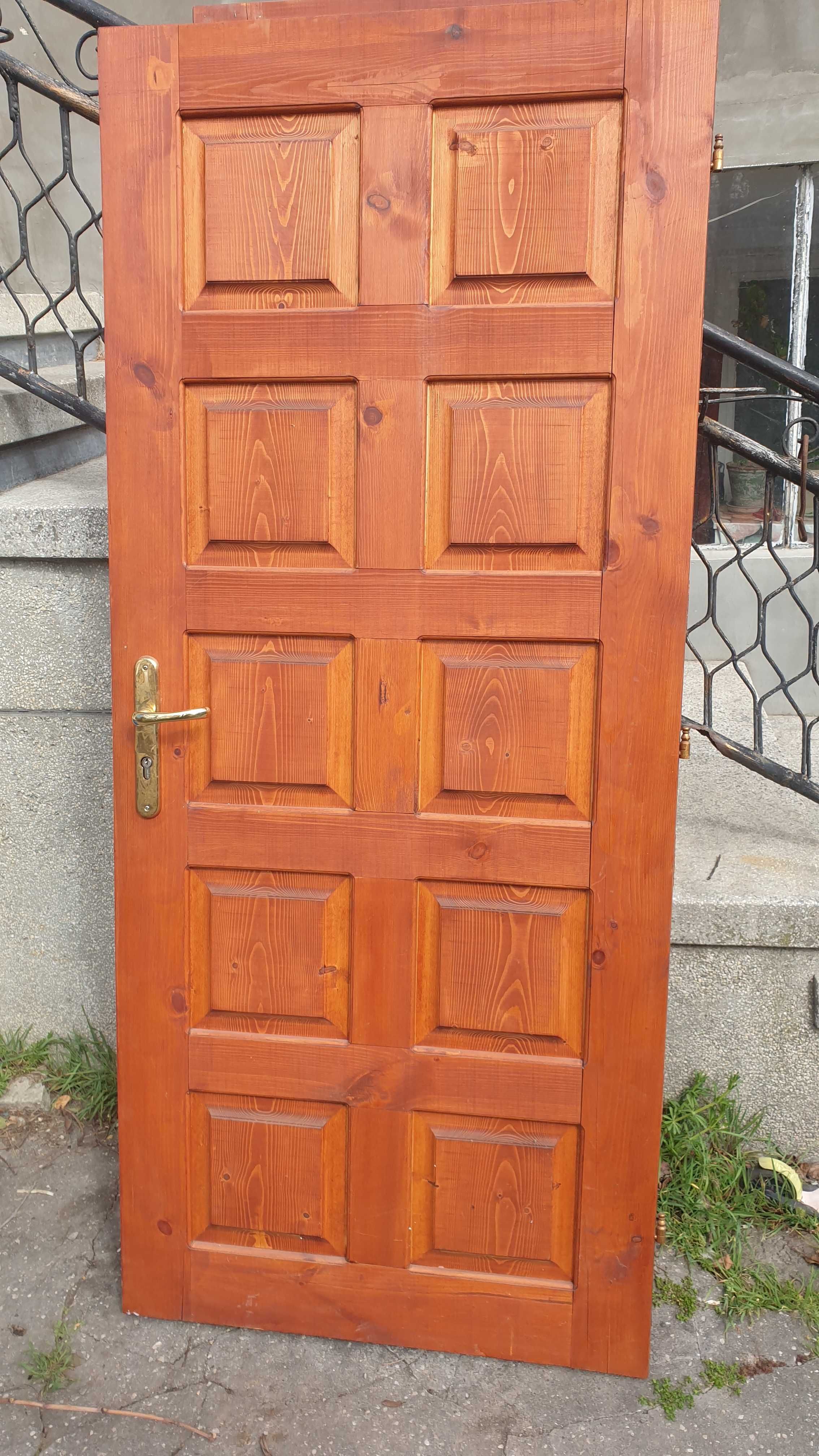 Масивни врати от дърво.