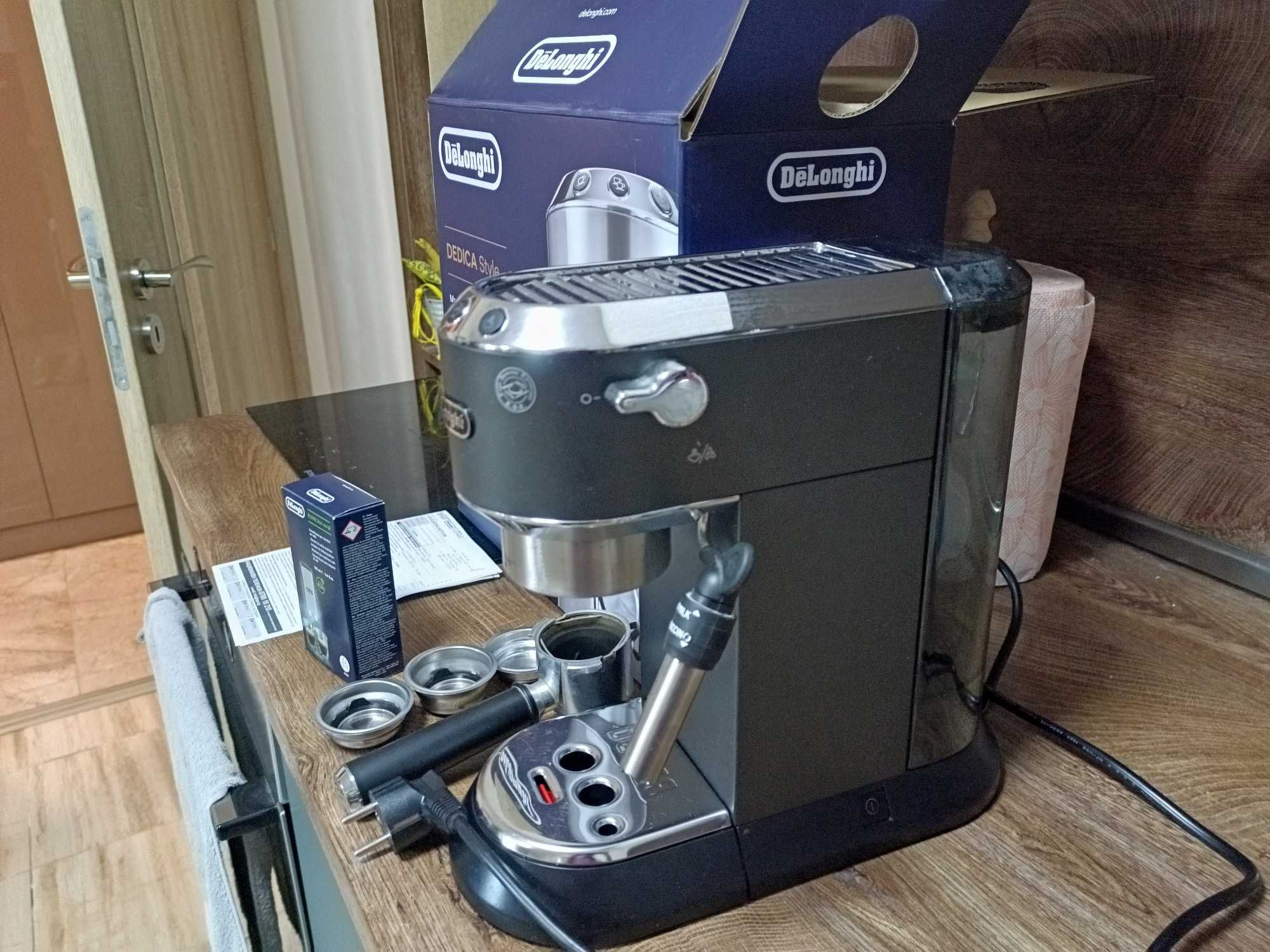 Еспресо машина De’Longhi Dedica EC 685.BK, 15 bar, 1300 W