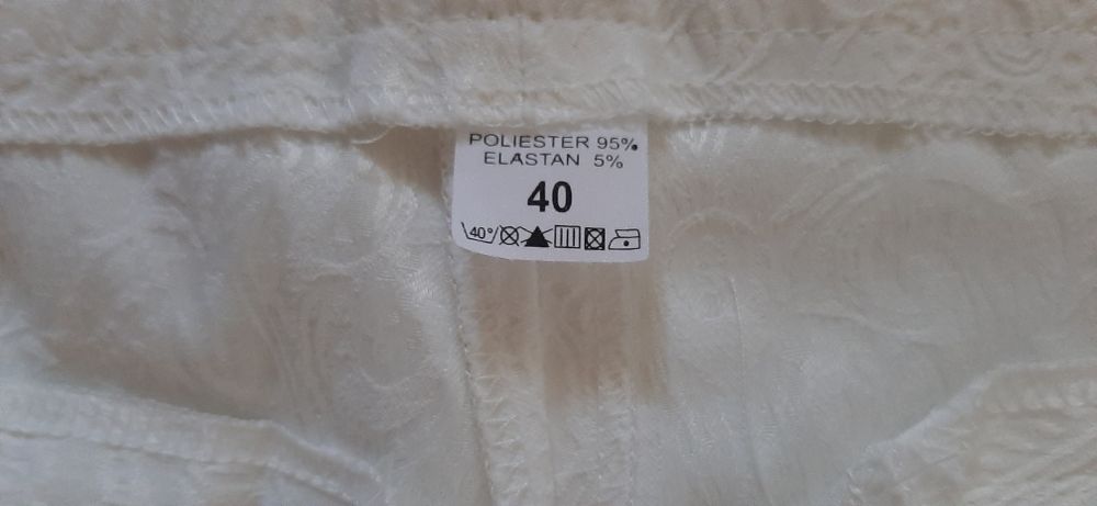 Pantaloni  marimea 40 de culoare alba  eleganti