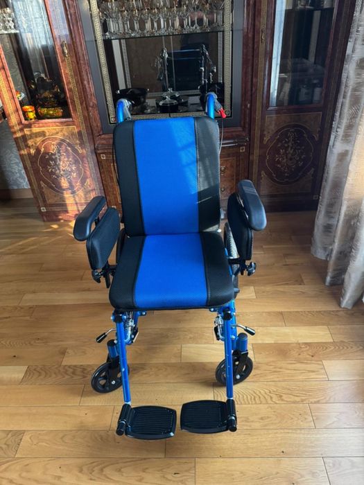 Компактная складная инвалидная коляска ComfortMove