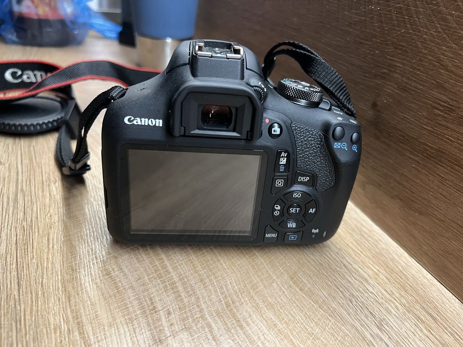 DSLR Canon 2000D + Obiectiv EF-S 18-55mm