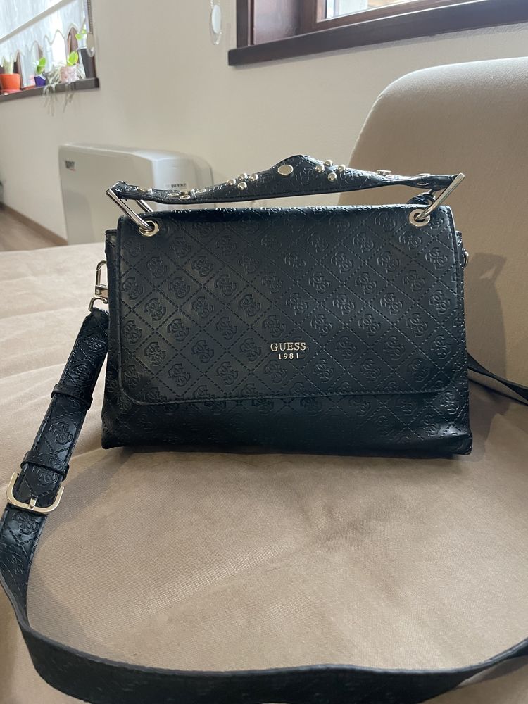 Дамска чанта на Guess