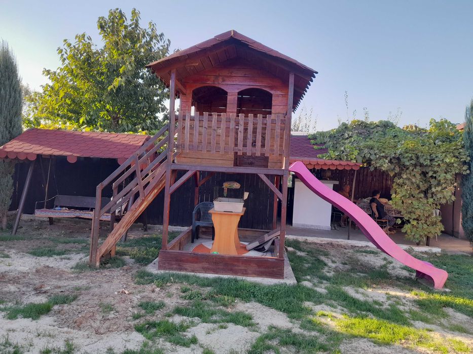 vand casuta de lemn  cu tobogan